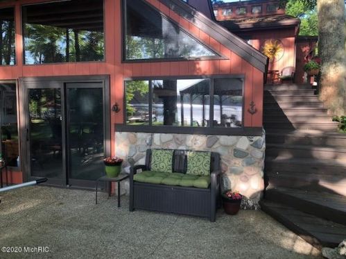 19042 Brandywine Dr, Gobles, MI 49055-8691