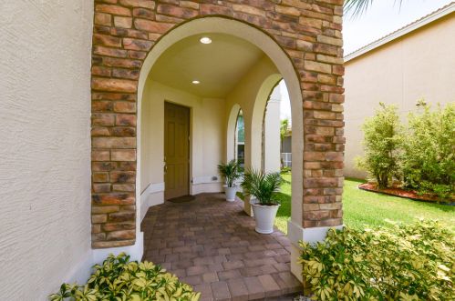 713 Leonardo Cir, Fort Pierce FL  34986-4355 exterior