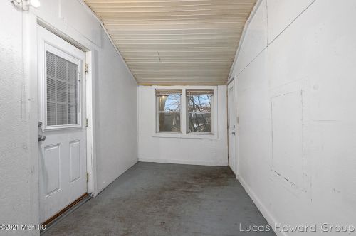 701 Vries St, Grand Rapids MI 49503-8118 exterior