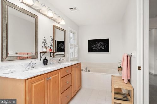 5 Wheatfield Ct, Columbus NJ  08022-1977 exterior