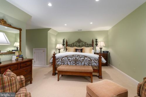 1250 Daleview Dr, Mc Lean VA 22102-1538 exterior