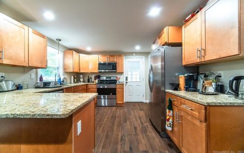 166 Giddings Ave, Windsor CT 06095-3744 exterior