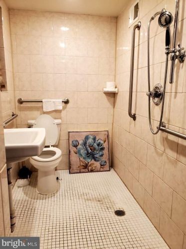 27 8th St, Chester PA 19013-6018 exterior