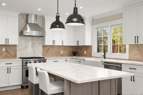 42 Kings Hwy, Westport CT  06880-4710 exterior