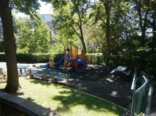 80 Knolls Cres, Bronx NY 10463-6303 exterior