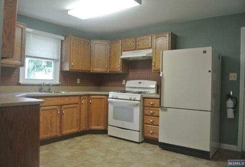 33 Hillside Ave, Oakland NJ  07436-1907 exterior