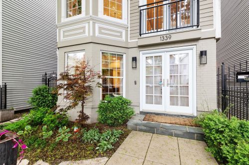 1339 Fletcher St, Chicago, IL 60657-3212