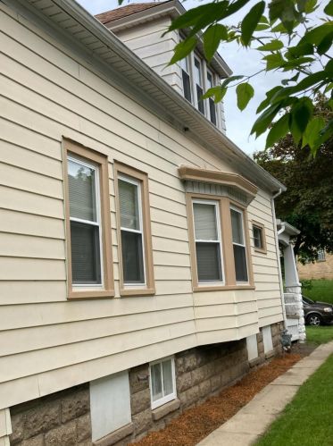 3815 15th St, Milwaukee, WI 53206-2910