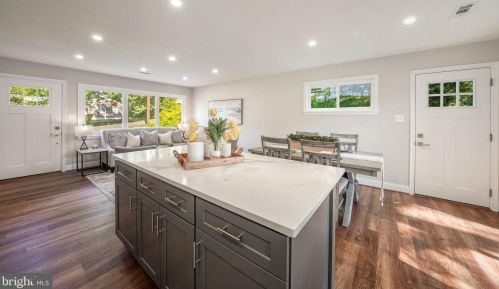 2809 James Dr, Alexandria VA  22303-1338 exterior