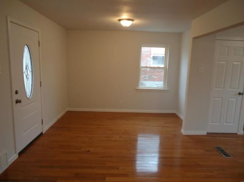 2107 Kaske Dr, Saint Louis, MO 63125-2704