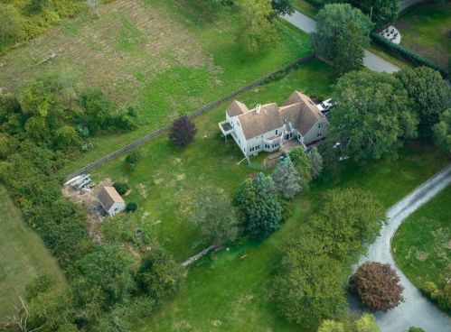 262 Peckham Ave, Middletown, RI 02842-5732