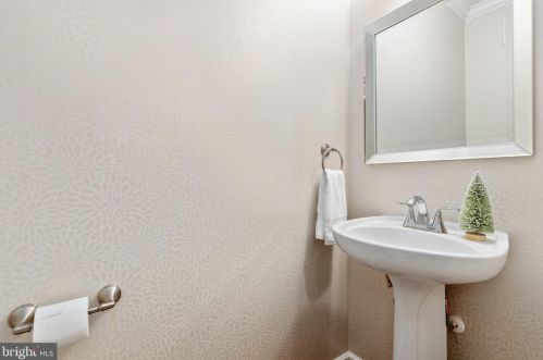 5019 Murtha St, Alexandria VA 22304-8611 exterior