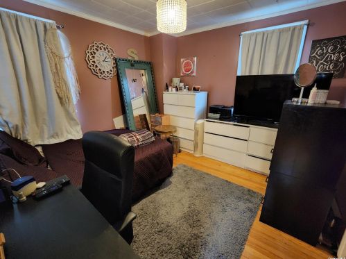 139 Buscher Ave, Valley Stream NY 11580-5204 exterior