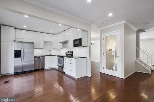 8284 Clifton Farm Ct, Alexandria VA  22306-3265 exterior