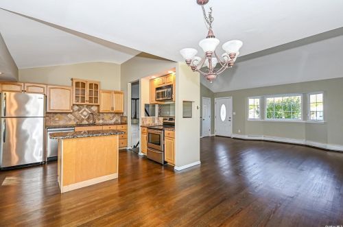 2 Gehrig St, Commack NY 11725-2006 exterior