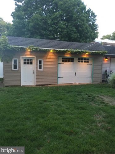 7017 Glenloch St, Philadelphia PA 19135-2223 exterior