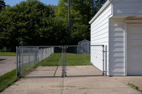 2053 Garry Dr, Troy MI  48083-2339 exterior