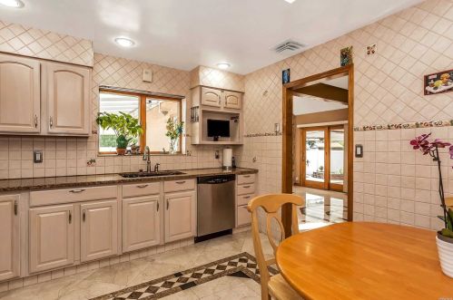 797 Corona Ave, Valley Stream NY 11580-4348 exterior