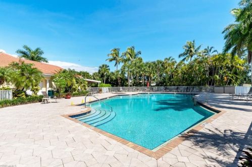 4833 Hampshire Ct, Naples FL 34112-8900 exterior