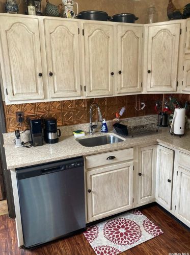 24 Elizabeth St, Valley Stream, NY 11580-1010