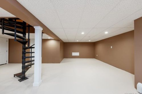 27 Seagrave St, Killingly CT 06239-4129 exterior