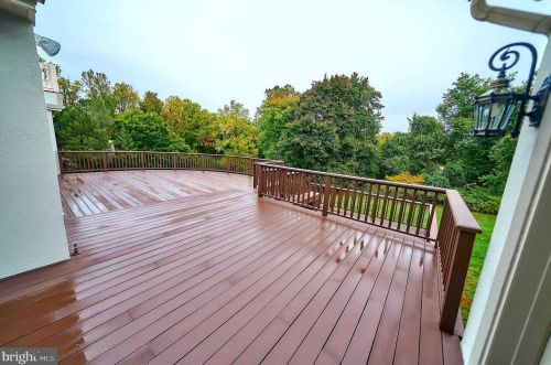 2221 Jefferson Ln, Huntingdon Valley PA 19006-6038 exterior