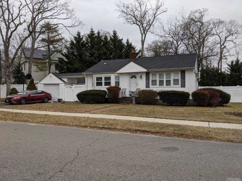 55 Anchor Ct, Babylon, NY 11704-7237