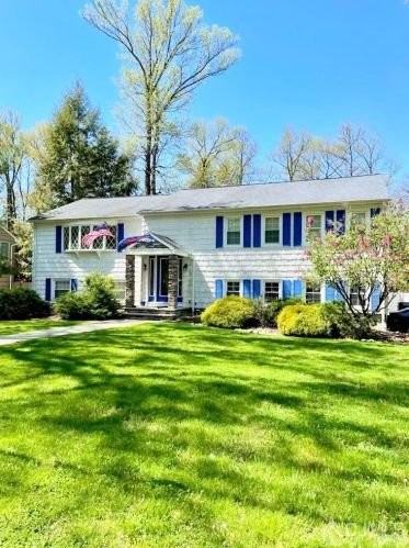 17 Tamarack Rd, Edison, NJ 08820-3630