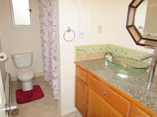 36 Belmont Ave, Windsor CT  06095-3335 exterior