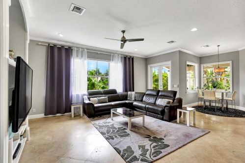 4061 Artesa Dr, Boynton Beach FL 33436-2628 exterior