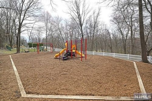 1422 York St, Mahwah NJ 07430-3268 exterior