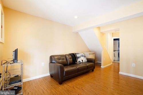 6841 Heatherway Ct, Alexandria VA 22315-3942 exterior