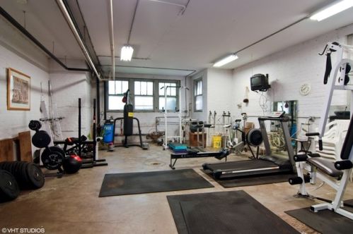 7450 Claremont Ave, Chicago IL 60645-1712 exterior