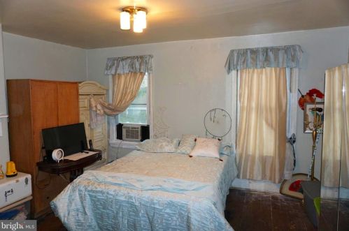 2237 Carpenter St, Philadelphia PA 19146-2418 exterior