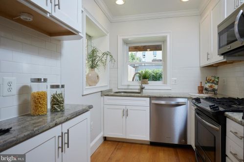 221 E St, Washington DC  20002-7700 exterior