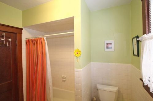 135 Gibbs Ave, Middletown RI 02840-2258 exterior