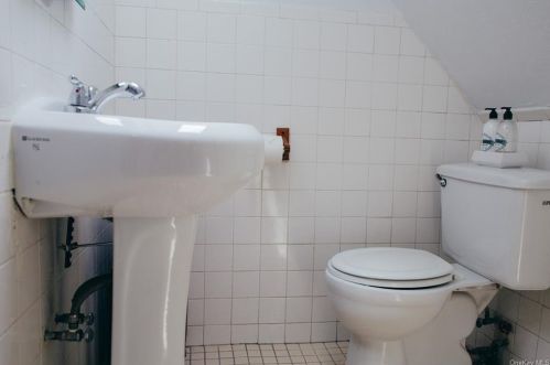 288 201st St, Bronx NY 10458-2204 exterior