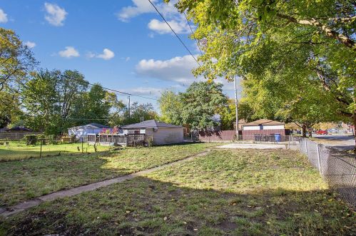 10100 Bensley Ave, Chicago IL 60617-6129 exterior