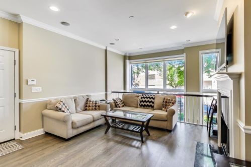 1155 Eddy St, Chicago, IL 60657-1510