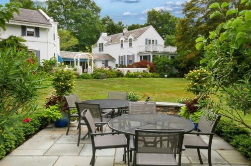 31 Bowery St, Middletown RI 02840-3560 exterior