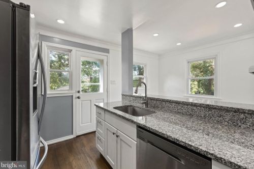 6916 Westhampton Dr, Alexandria VA 22307-1528 exterior