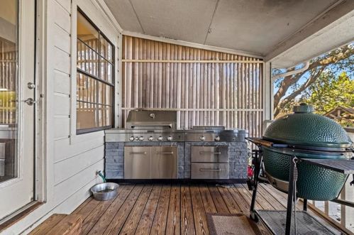 8409 Adirondack Trl, Austin TX 78759-7935 exterior