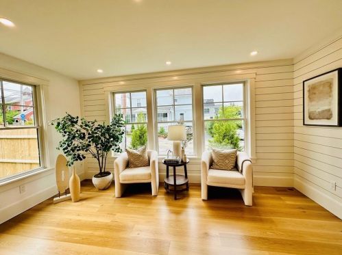 166 Ruggles Ave, Middletown RI 02840-4351 exterior