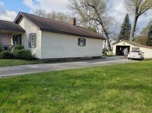 2335 Moon St, Meskegon, MI 49441-1584