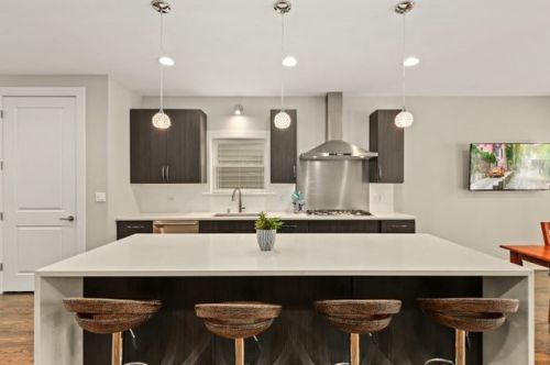 641 Bowen Ave, Chicago IL  60653-2824 exterior