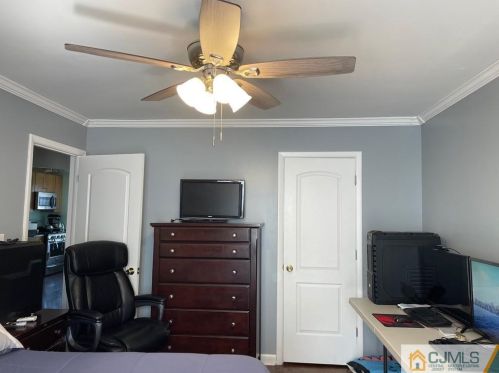 20 Suydam Ave, Edison NJ 08817-3526 exterior