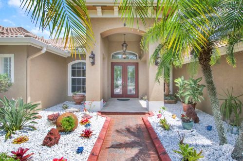 2718 Eagle Dr, Fort Pierce FL 34984-8913 exterior