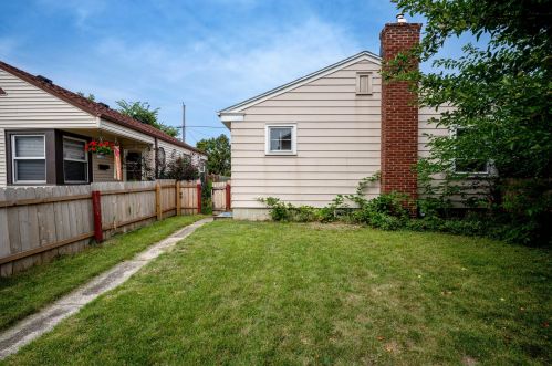 425 Fremont Pl, Milwaukee WI 53219-3066 exterior