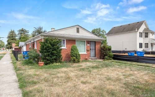 5760 Colonial St, Dearborn Heights MI  48127-3149 exterior