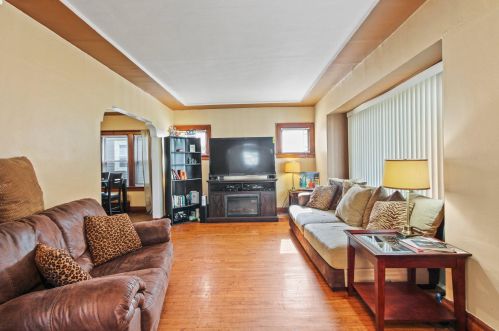 3276 37th St, Milwaukee, WI 53215-4153